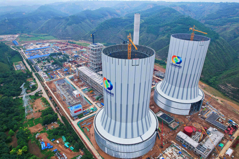 山東能源靈臺2×1000MW調峰煤電項目兩座鋼結構間冷塔齊封金頂